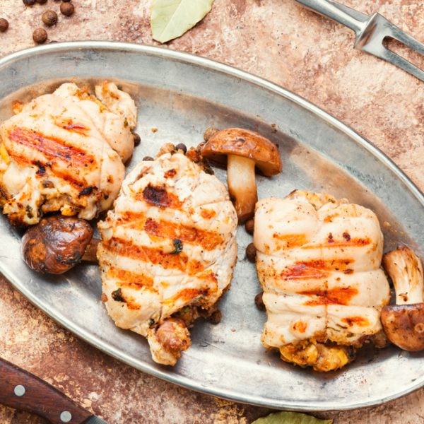 Kiphaasjes Kant en Klaar 10 kilo 2 Baked rolled chicken meat with mushrooms on a metal stylish dish