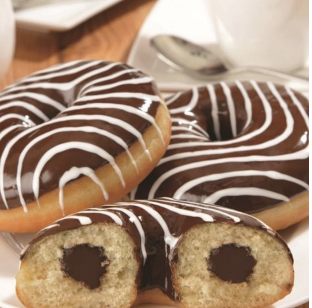 Donut gevuld met chocolade room en choco streep glazuur 48 x 75 gram